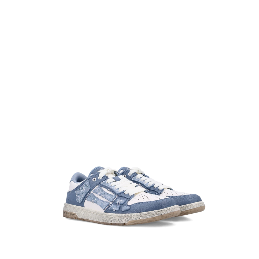 sneakers with contrasting inserts